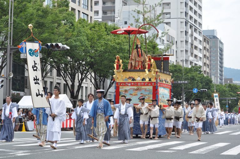 Scopri di più sull'articolo Il Gion Matsuri, storia e origini del festival che brilla nel cuore tradizionale di Kyoto