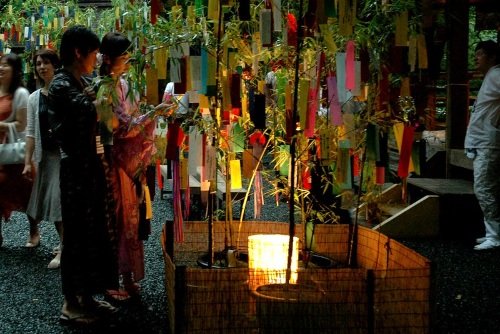 tanzaku durante la sera di tanabata